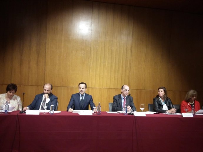 El conselleiro de Sanidade, Jesús Vázquez Almuíña, durante la entrega de premios