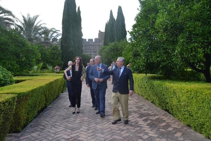 Antonio Ruiz (centro) durante su visita al Palacio de Portocarrero
