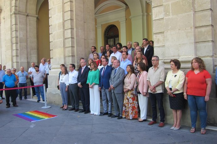 Minuto de silencio por los atentados de Orlando en Sevilla
