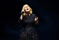 Adele dedica entre lágrimas un concierto a las víctimas de Orlando