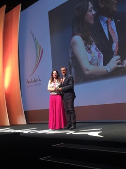 Ignacio Caraballo entrega uno de los premios del Deporte