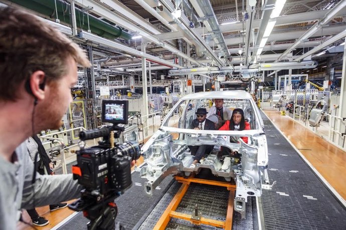 Felix Urbauer dirige la cámara hacia los miembros de Alfred Banks and Band.