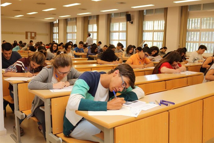 Alumnos se examinan de Selectividad en la UPO