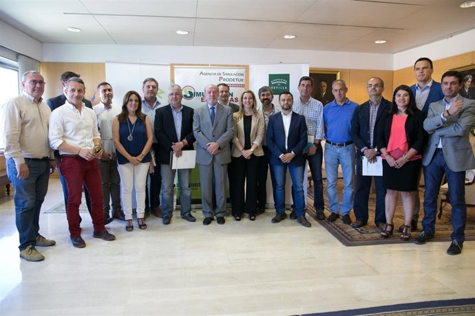 Villalobos firma el convenio del programa de Simulación Empresarial