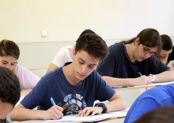 Alumnos se examinan de Selectividad en Málaga