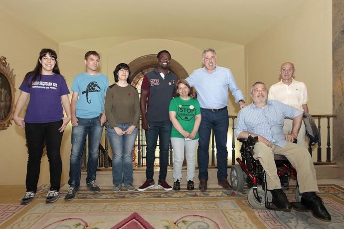 El alcalde ha recibido a los candidatos. 