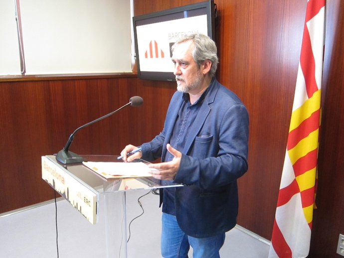 El portavoz de ERC de Barcelona, Jordi Coronas, en rueda de prensa