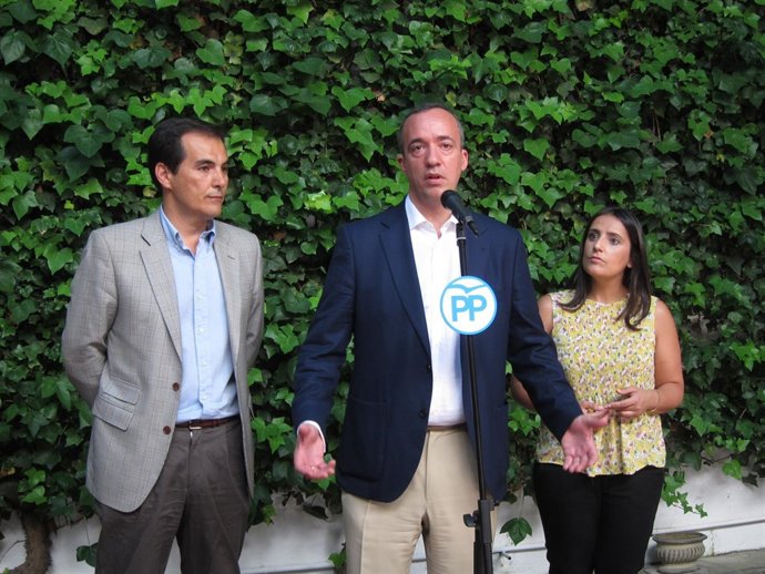 Francisco Vázquez con José Antonio Nieto y Beatriz Jurado