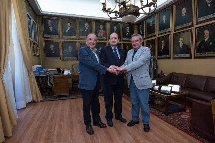 Alcalde (dcha.) junto a Roca (centro) durante el encuentro mantenido