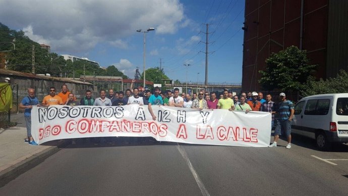 Trabajadores se manifiestan ante la ACB de Sestao