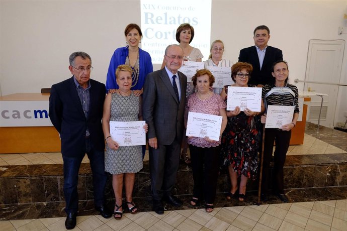De la Torre y Gemma del Corral con los ganadores del Concurso de Relatos Cortos 