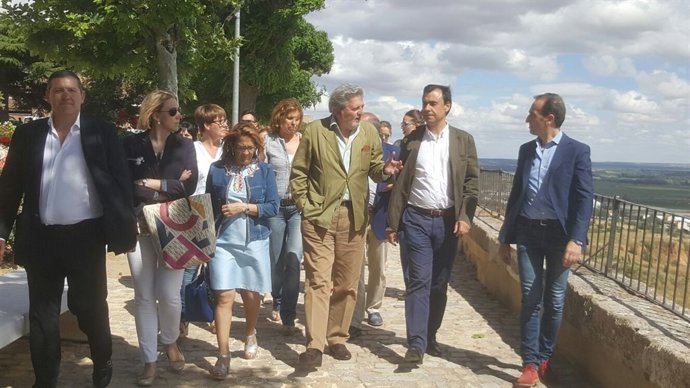  Íñigo Méndez De Vigo Y Fernando Martínez Maíllo, Junto A Afiliados Del PP 