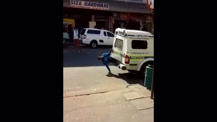 Dos detenidos escapan de una furgoneta policial en Sudáfrica