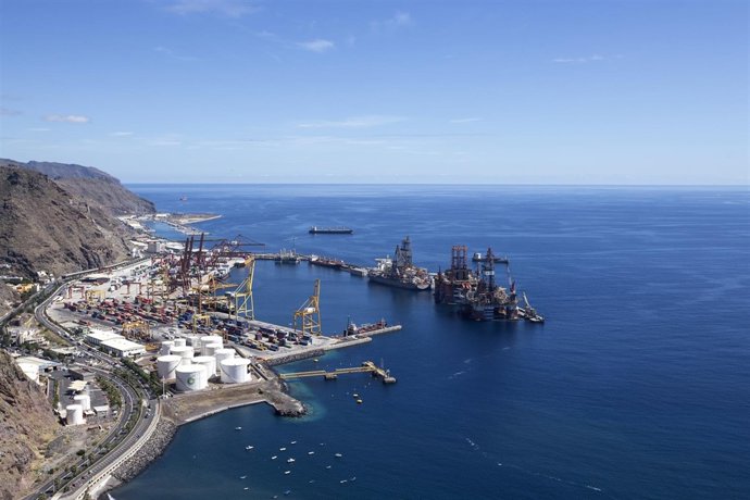 Perforador ENSCO DS6 en el puerto de Santa Cruz