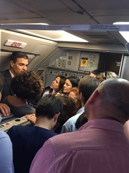 Pedro Sánchez charla con los periodistas en el avión camino a Oviedo