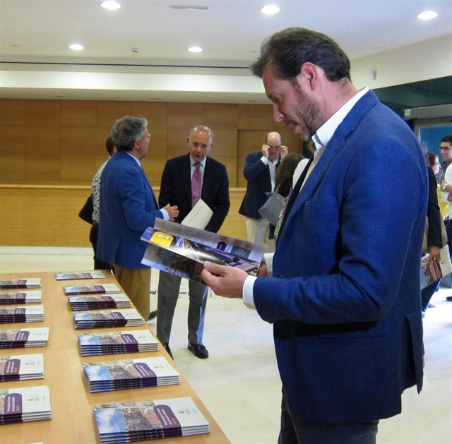 Puente observa el documento del Plan Estratégico de Turismo de la Ciudad