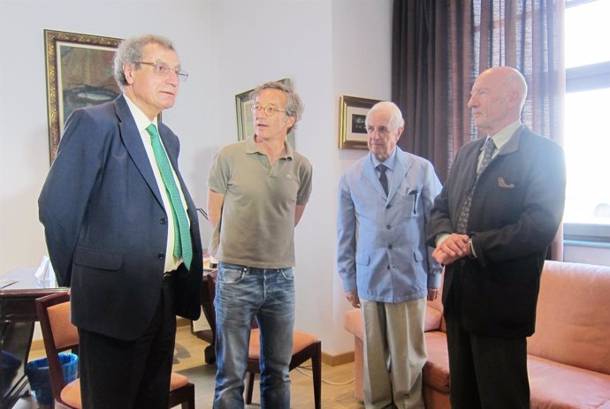 José María Lassalle con miembros de la Directiva del Ateneo de Santander