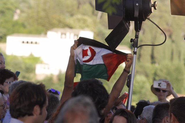 Bandera saharaui en el mitin de Rajoy en Granada