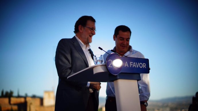 Rajoy, junto al portavoz del PP en Andalucía, Juan Manuel Moreno, en Granada