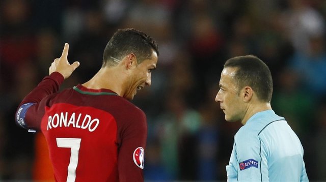Cristiano protesta al árbitro tras empatar con Islandia