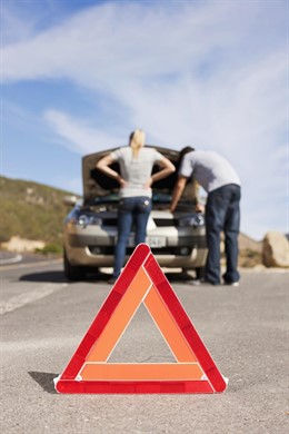 Coche averiado con triángulo rojo