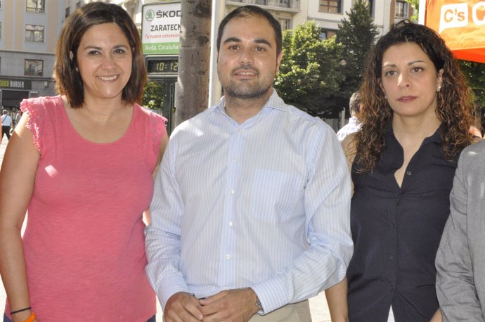 El candidato Rodrigo Gómez con las diputadas Susana Gaspar y Desireé Pescador.