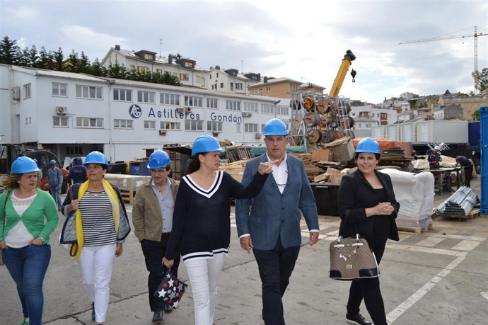 La candidata de PP-Foro, Susana López Ares, visita Astilleros Gondán