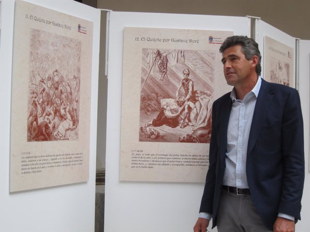 El diputado provincial de Cultura, Julián Barrera, en la exposición