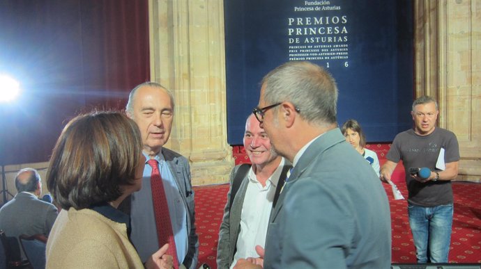 De Cuenca y Prado y otros miembros del jurado conversan con Teresa Sanjurjo. 