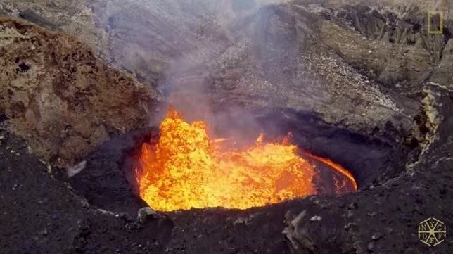 Volcán en erupción grabado con dron