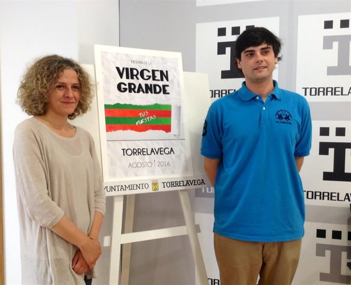 La concejela y el ganador junto al cartel de las fiestas