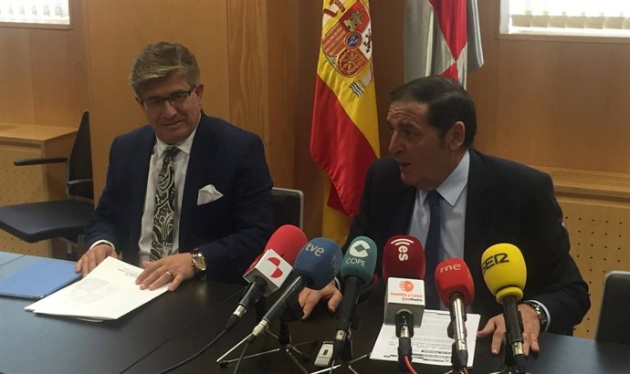 El consejero de Sanidad, junto al gerente de Sacyl