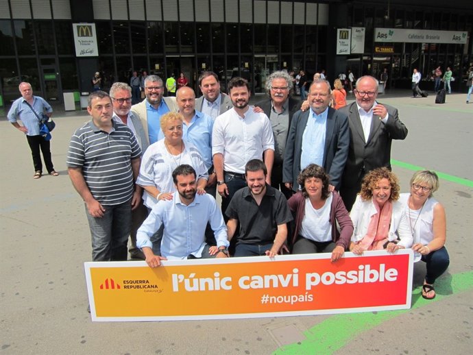 El vpte.O.Junqueras, G.Rufián y J.Tardà (centro) con otros candidatos