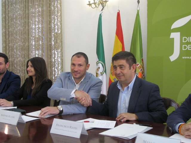 Firma del convenio entre la Diputación y AJE-Jaén.