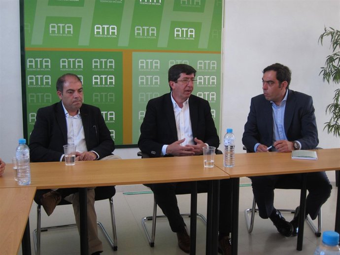 Juan Marín con representantes de ATA