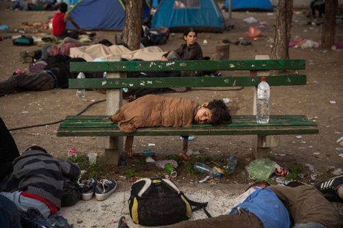 Niño durmiendo en un parque de Belgrado, Serbia