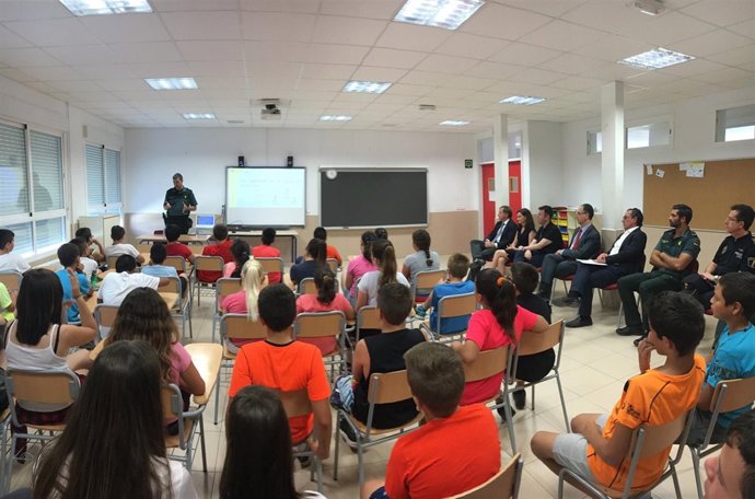 Charla sobre el acoso escolar en un centro de Catarroja