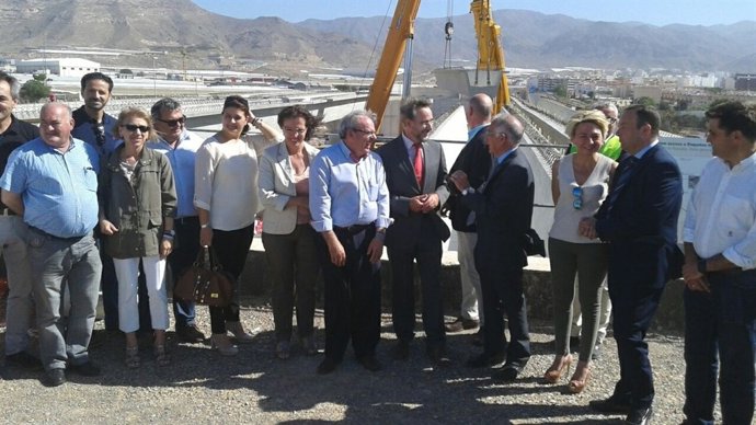 López dialoga con Amat en el viaducto del enlace de Las Losas