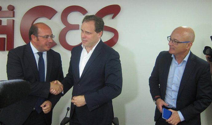 El presidente Pedro Antonio Sánchez, el economista Daniel Lacalle y Hernández