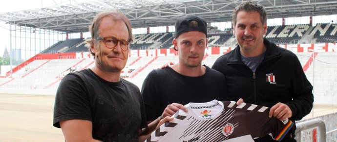 El entrenador del Sankt Pauli, suplantado con una careta