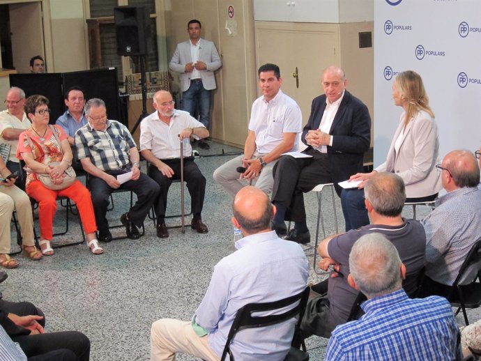 Jorge Fernández Díaz (PP) en un acto de campaña en la fundación ProCat