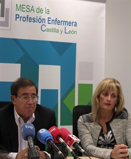 El presidente del Consejo de Colegios de Enfermería y la secretaria de Satse