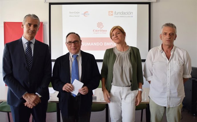 Los responsables de Ibercaja, Cai y Cáritas. 