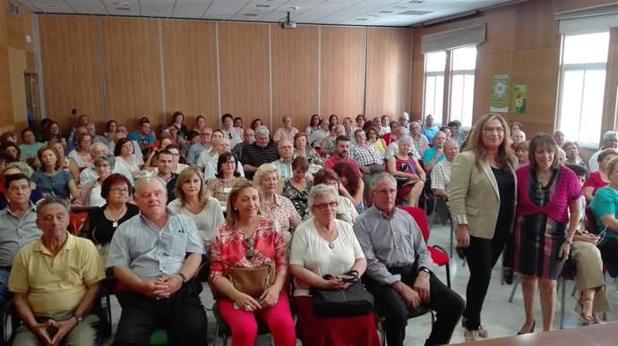 Luna y Gálvez (de pie) en la presentación