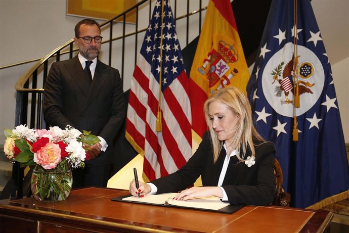 CIFUENTES FIRMA EN EL LIBRO DE CONDOLENCIAS POR EL ATENTADO DE ORLANDO EN LA RES