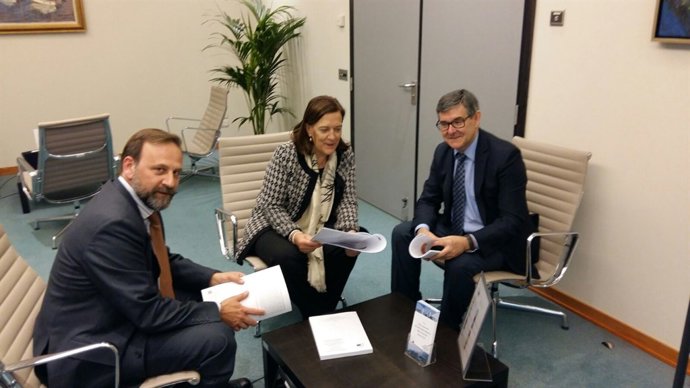 Guillén, con Inés Ayala y el responsable de la Oificina de Aragón, Emilio Gil