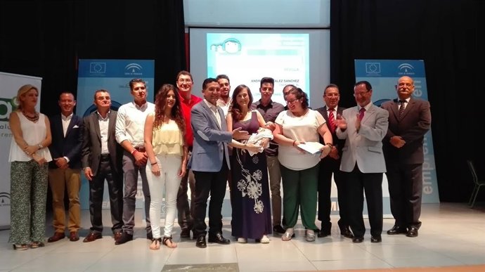 Entrega de premios de la Junta a los mejores planes en 'Emprendejoven 13'.