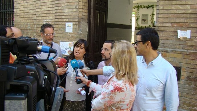 Miembros de Unidos Podemos en atención a los medios