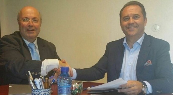  Diego Martínez Y Julián Martín Se Estrechan La Mano Tras El Acuerdo.