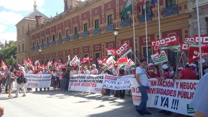 Manifestación de CCOO en San Telmo por una nueva financiación universitaria